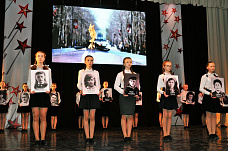 В Таганроге установили памятный знак комсомольцам