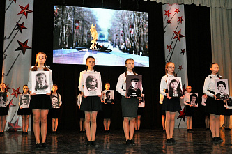 В Таганроге установили памятный знак комсомольцам