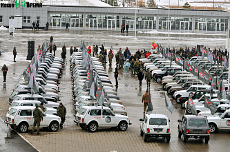 «Народный фронт» передал защитникам Отечества 72 загруженных подарками внедорожника