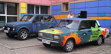 Ростовские студотряды подарили коллегам из Донбасса два автомобиля с гуманитарной помощью