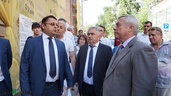Директор Ростовского областного Фонда содействия капремонту Владислав Крюков (слева) заверил губернатора Василия Голубева (справа) и замглавы администрации Ростова Владимира Сакеллариуса в том, что фасад дома № 63 по пер. Островского останется кирпичным Директор Ростовского областного Фонда содействия капремонту Владислав Крюков (слева) заверил губернатора Василия Голубева (справа) и замглавы администрации Ростова Владимира Сакеллариуса в том, что фасад дома № 63 по пер. Островского останется кирпичным
