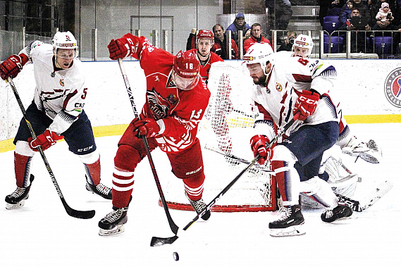 В первом матче «кондоры» (красные) сумели навязать «лисам» свою игру…