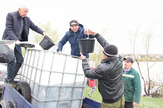Жители Тацинской выпустили в пруд 180 кг мальков