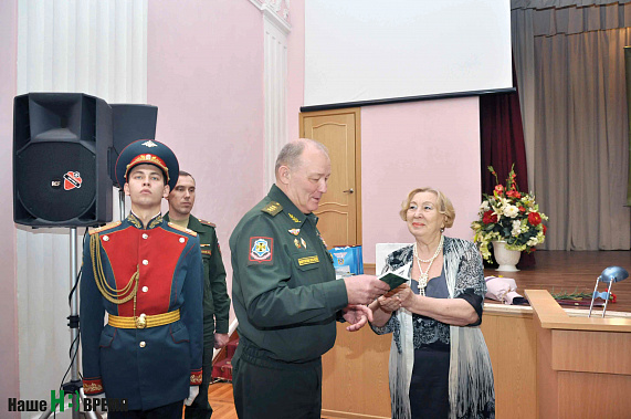 Через секунду командующий Южным военным округом Александр Дворников положит в нагрудный карман книжку военнослужащего, которую ему вручила Любовь Горнушечкина.