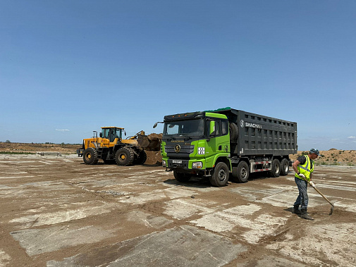 Из Семикаракорского района вывозят последнюю машину песка с мазутом