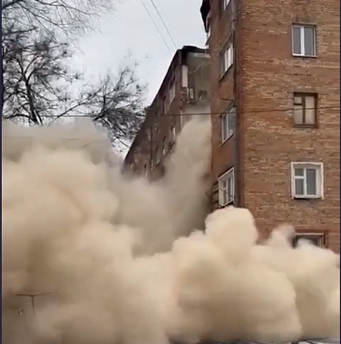 Момент январского обрушения подъезда в доме 72/3 по улице Нариманова в Ростове. Сериншот видео ТГ-канала В. Голубева.