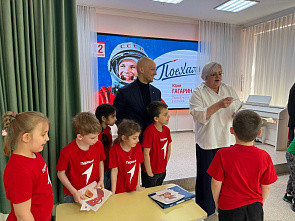 Дети и взрослые зарядились энергией на физкультминутке «Я — ракета»...