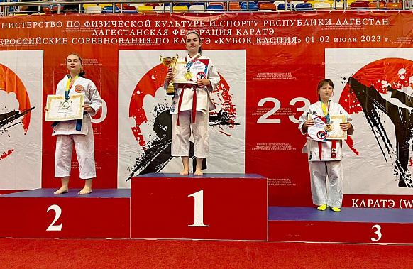 Аксайские каратистки успешно выступили на турнире в Каспийске