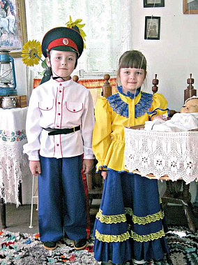 Саша ЛАВЛИНСКИЙ и Вероника ГОЛОВАТОВА любят бывать в казачьем курене.