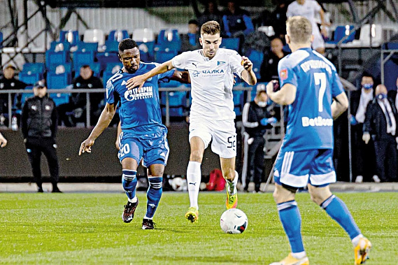 С мячом полузащитник «Чайки» Игорь Леонтьев. Фото с сайта ФК «Чайка»