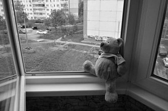 В Сальске дети выпали из окна