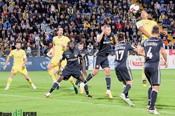 Выходят на арену вратари