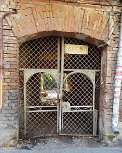 У грустных дверей непарадного подъезда