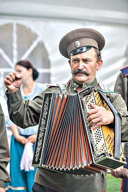 Геннадий ВЕЧЕРКИН неразлучен со своей гармонью...