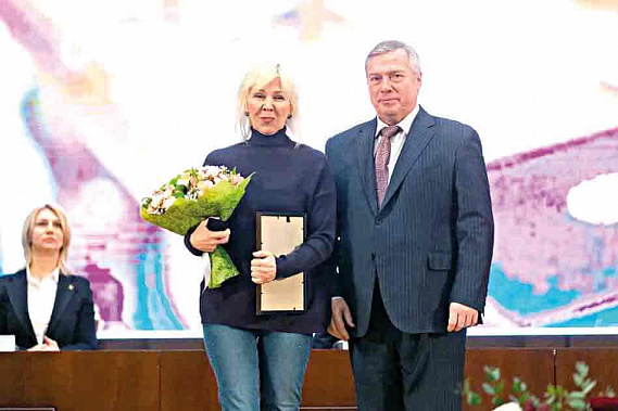 Губернатор Василий ГОЛУБЕВ поздравил тренера Лилию КАЗАКОВУ с высокой наградой.