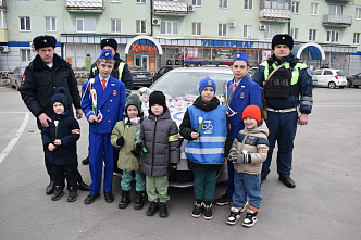 В Белой Калитве прошла акция «Цветы для автоледи»