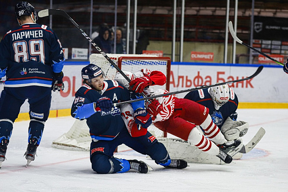 Последний полет «кондоров». После заявления о прекращении  выступлений в ВХЛ ХК «Ростов» провел календарный матч с саратовским «Кристаллом»