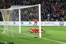 Выходят на арену вратари