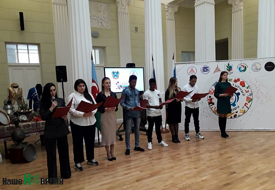 Студенты ростовских вузов на пяти языках читают стихи Низами.
