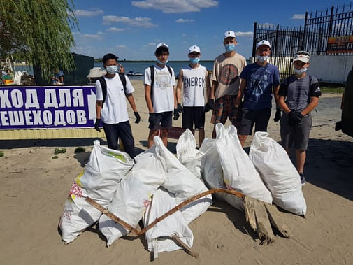 Бесплатную часть пляжа Соленого озера убрали волонтеры