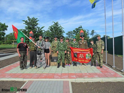 Члены отряда «Линия фронта» (Вадим БУХВОСТОВ – в центре) – в селе Самбек, у памятника пограничникам всех поколений.