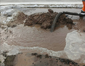 Из-за порыва в водоводе в Красном Сулине остановлено водоснабжение микрорайона 50 лет Октября