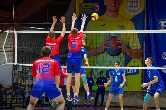 Ростовский волейболисты в красно-синей форме