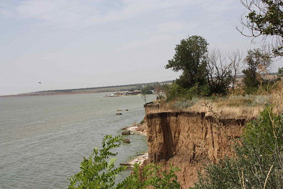 Каждый год море съедает по полметра берега, все ближе подбираясь к прибрежным поселкам.