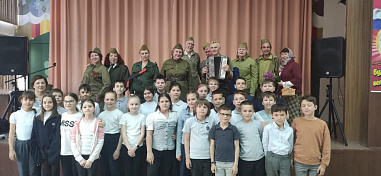 "Не стар" показала лицеистам "За любовь и за Победу..."