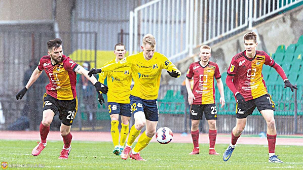 С мячом – центральный защитник «Ростова» Виктор МЕЛЕХИН. Фото с www.fc_aresenal.ru