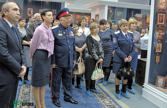 Депутаты донского парламента Александр Нечушкин, Ирина Рукавишникова и Николай Шевченко (слева направо) вместе с другими участниками семинара ознакомились с обновленной экспозицией культурно-выставочного центра «Донская казачья гвардия». Депутаты донского парламента Александр Нечушкин, Ирина Рукавишникова и Николай Шевченко (слева направо) вместе с другими участниками семинара ознакомились с обновленной экспозицией культурно-выставочного центра «Донская казачья гвардия».