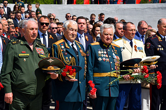 07 05 2026 В Ростове возложили гирлянду Славы к мемориалу защитников города в ВОВ