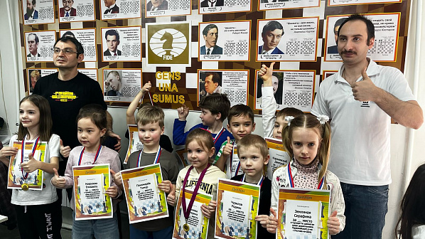  В ростовском шахматном клубе «Мудрые Короли» провели сегодня два праздничных турнира