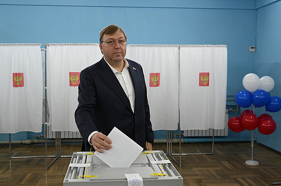 А. Ищенко на выборах депутатов донского парламента 7-го созыва. Источник фото: Законодательное собрание Ростовской области. А. Ищенко на выборах депутатов донского парламента 7-го созыва. Источник фото: Законодательное собрание Ростовской области.