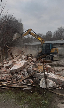 На Ростовском ипподроме экскаваторы снесли часть конюшен