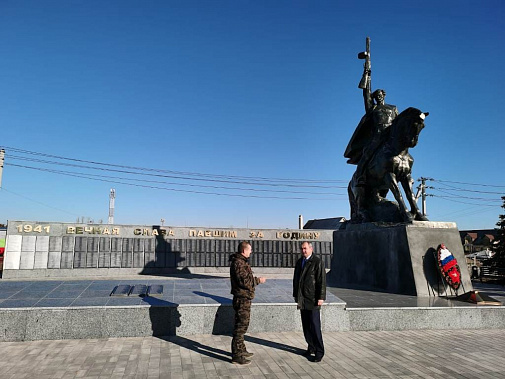 У мемориала «Клятва» глава администрации Шолоховского района Олег Дельнов и командир поискового отряда «Патриот» Андрей Попов