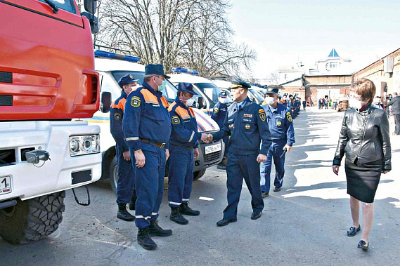 Новочеркасск. Ежедневно на санитарную обработку донских городов выходят сотни сотрудников спасательных служб.