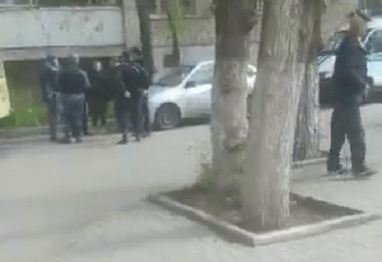 Кадр из видео утреннего ЧП на улице Казахской с сайта pdmnews.ru.