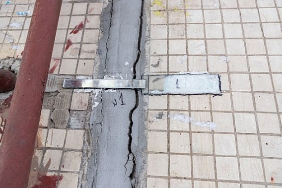 Показания маячков, закрепленных на стенах дома, встревожили городские власти, и они сегодня говорят о неминуемом обрушении панельного здания. Источник фото: портал городской администрации