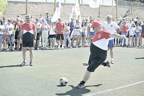 Гол забивает губернатор Василий ГОЛУБЕВ.