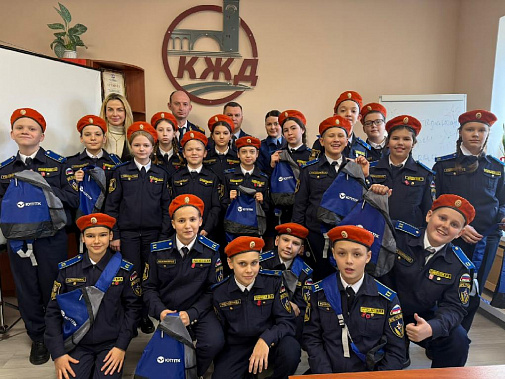 После экскурсии дети побывали внутри кабины машиниста...