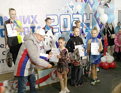 В Таганроге, красочным турниром фигуристов завершились соревнования Дня зимних видов спорта