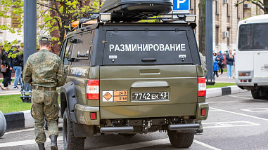 В Таганроге, на улицах, подвергшихся ночной атаке украинских дронов, продолжают работать саперы