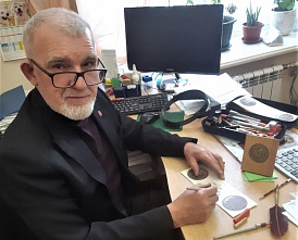 Ростовский скульптор выпустил памятную медаль поэта-песенника Евгения Аграновича