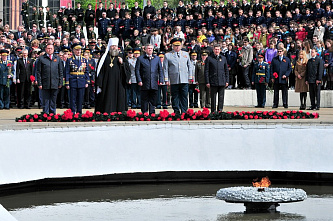 В Ростове возложили гирлянду Славы