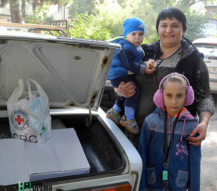 Младший сын Елены Петровны, приехавшей из Луганской области, родился уже в Азове: «Если экономить, продуктов хватает надолго. Очень кстати – кроме двух детей, на мне еще и пожилые родители». Младший сын Елены Петровны, приехавшей из Луганской области, родился уже в Азове: «Если экономить, продуктов хватает надолго. Очень кстати – кроме двух детей, на мне еще и пожилые родители».