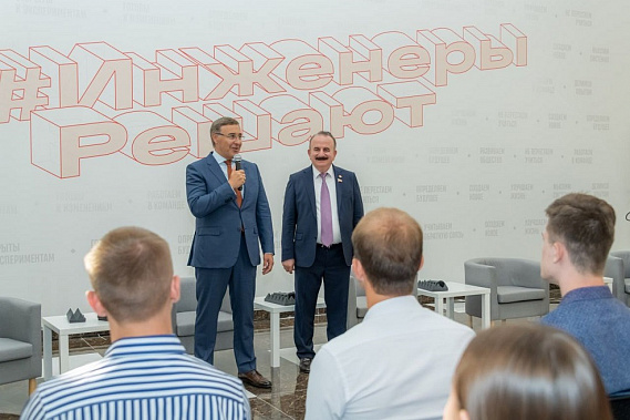 Министр  науки и высшего образования России В. Фальков (слева) вручает почетную грамоту министерства ректору ДГТУ Б. Месхи. Источник фото: портал правительства Ростовской области.