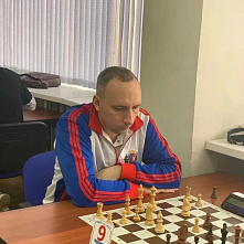 Сегодня поздравления принимает мастер ФИДЕ Дмитрий Елизаров