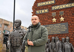 Памятник Герою России Владимиру Жоге в донецкой Волновахе открыли при участии ростовского депутата Вячеслава Сорокина