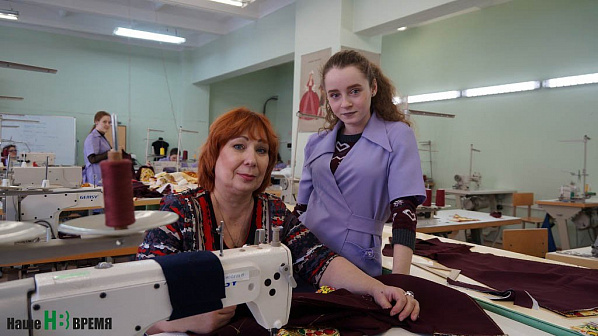 «Некоторые выкройки мы немного упростили, чтобы с ними могли работать наши студентки. В итоге у них получилась хорошая практика. Например, с трикотажем девочки работали впервые именно в этом проекте», – рассказывает преподаватель техникума Ирина Сенотова. «Некоторые выкройки мы немного упростили, чтобы с ними могли работать наши студентки. В итоге у них получилась хорошая практика. Например, с трикотажем девочки работали впервые именно в этом проекте», – рассказывает преподаватель техникума Ирина Сенотова.